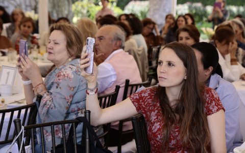 Fernanda Villagómez quiso guardar parte de la charla en su celular.