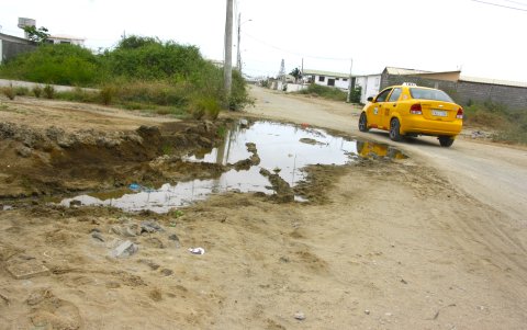 Costa de Oro.  Las aguas negras y fétidas llegan o colindan con las viviendas; o se mezclan con las lomas de tierra que tiene el vecindario.
