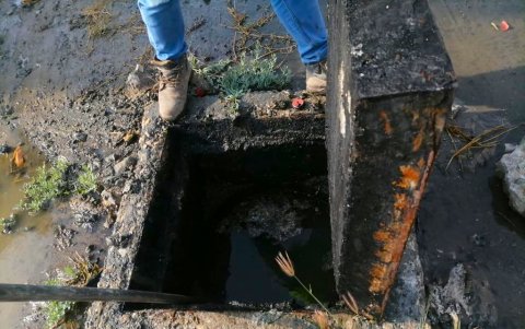 Costa de Oro. El rebose de las alcantarillas de la ciudadelas se ha vuelto un problema cotidiano.
