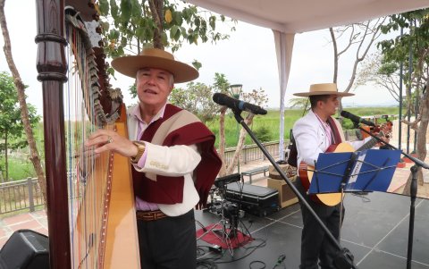 Ernesto Guerra, conocido como el Arpa de América, amenizó el encuentro. .