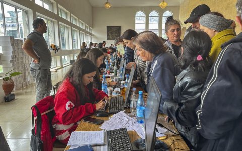 La ciudad armenia de Goris,  recibe miles de refugiados procedentes de Nagorno Karabaj, tras la explosión de un depósito de combustible.