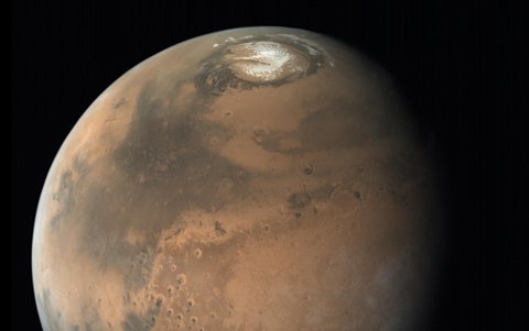 Una vista exagerada verticalmente del casquete polar norte de Marte, centrada en el cañón ‘Chasma Boreale’, de 500 km de largo, 100 km de ancho y 2 km de profundidad.