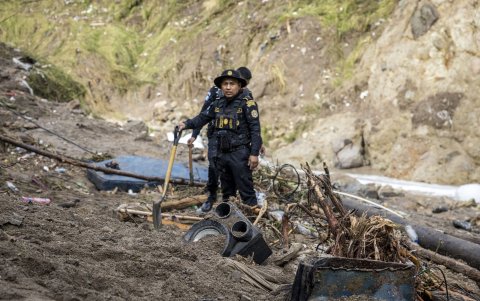 Rescatistas buscan, el 25 de septiembre de 2023, los cuerpos de las personas arrastradas por el río El Naranjo.