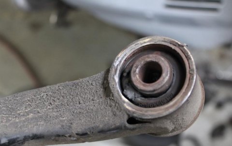 Cuando se rompen los bocines  del templador  se originan sonidos. Acuda pronto al mecánico para la revisión del tren delantero.