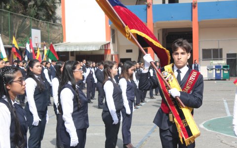Sergio Andrés Sotomayor Guaranda es el abanderado de la Unidad Educativa José Domingo de Santistevan, por su excelencia académica.