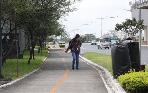 En las vías. Mirando para todos lados, agarrando con fuerza sus pertenencias y con miedo si alguien pasa cerca. Así circulan los transeúntes en las calles de La Puntilla