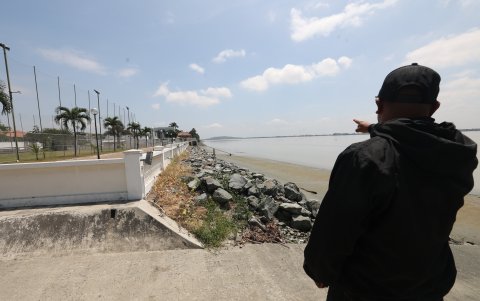 2. Por el río. Los moradores han tenido que doblar el personal de seguridad privada por el miedo a que los delincuentes ingresen por el río a las viviendas.