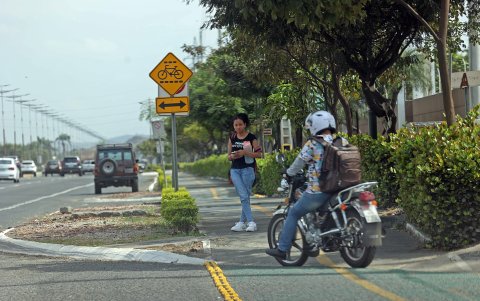 3. Las personas caminan por las vías entre el miedo