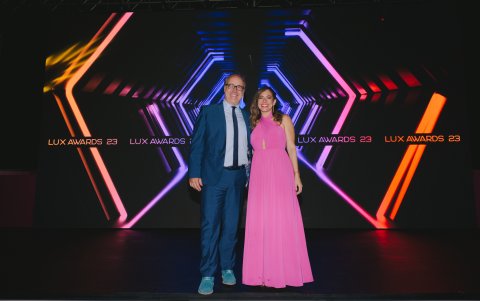 El periodista español Juan Señor junto a Andrea Serrano, directora de los premios.