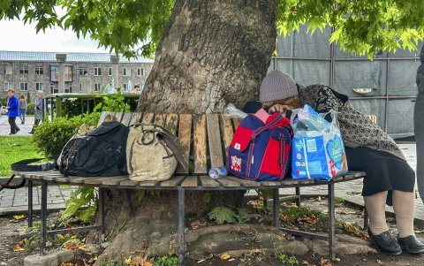 Una persona toma un descanso en un parque de la ciudad de Goris, que se ubica cerca de la frontera con Azerbaiyán.