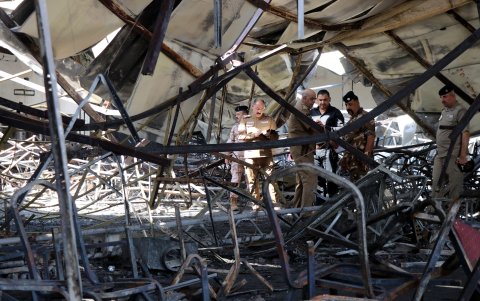 Los policías inspeccionan la escena la mañana después de que estallara un incendio en un salón de bodas en la ciudad de Hamdaniya, provincia de Nínive, al norte de Irak, el 27 de septiembre de 2023.