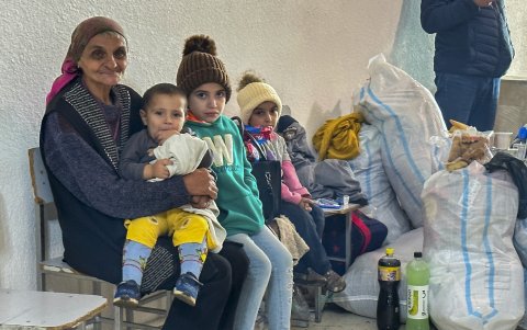 Tránsito. Una abuela cuida de sus nietos en un parque de la ciudad de Gori, mientras esperan ser ubicados el algún en refugio.