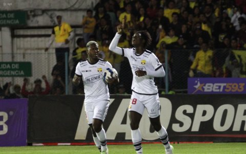 Allen Obando otro de los delantero de Barcelona.