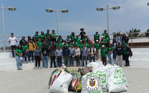 La basura recogida en la playa fue colocada en fundas y sacos.