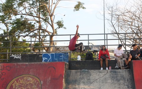 Muchos adolescentes acuden al complejo para practicar también skate.