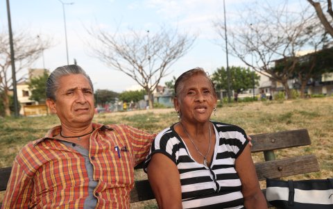 Los esposos Ángel Jara y Edilma Márquez acuden todas las tardes al parque Unamuno para distraerse un rato.
