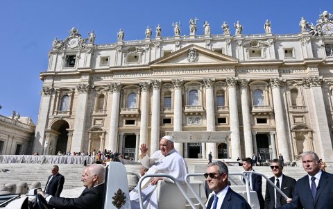 El papa Francisco en la Plaza de San Pedro, Ciudad del Vaticano, el 27 de septiembre de 2023, dijo que se necesita solidaridad y compromiso de los Gobiernos..