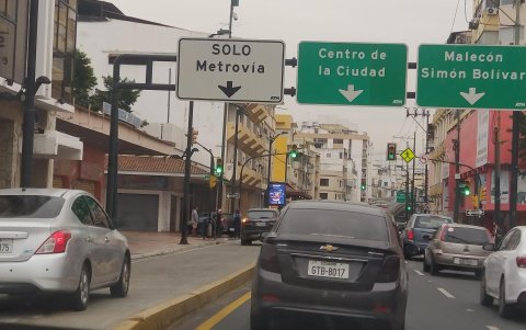 En Cuenca y Eloy Alfaro las contravenciones en el carril exclusivo se cometen todo el día.