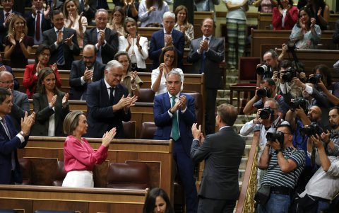El candidato a la presidencia del Gobierno y presidente del PP, Alberto Núñez Feijóo (c), tras su intervención en la segunda jornada del debate de su investidura, en el Congreso este 27 de septiembre.