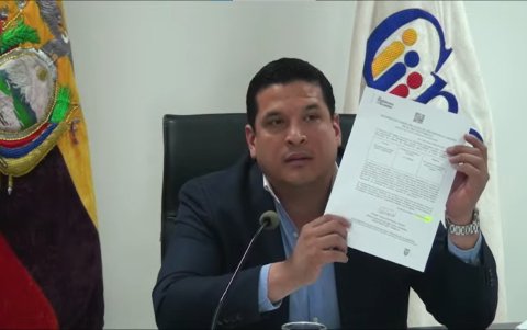 Vera mostró un certificado de no ser funcionaria pública de la comisionada Galarza, mismo que fue presentado por la consejera Calvache.