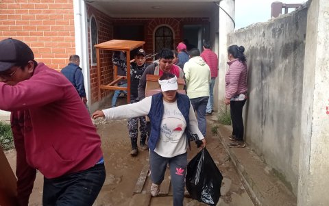 Familias ponen sus cosas a buen recaudo en Rayoloma.