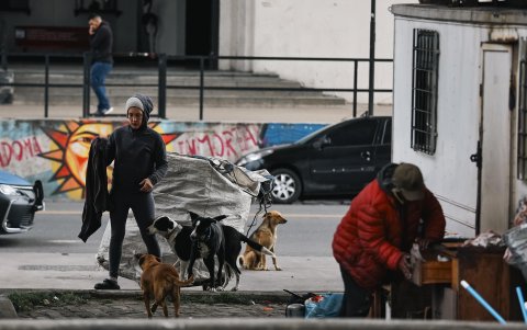 Fotografía que muestra personas en situación de calle el 19 de septiembre de 2023 en Buenos Aires (Argentina).