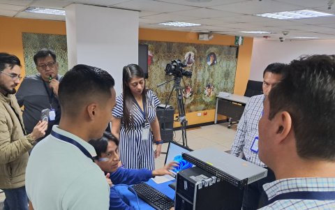 En las instalaciones del CPCCS en Quito se retiró los sellos del servidor (CPU) para extraer las preguntas de la prueba escrita.