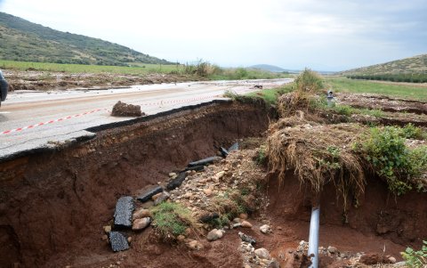 Vista de una carretera dañada en la aldea de Psychiko durante la tormenta Elias, cerca de Larissa, Grecia, 28 de septiembre de 2023.