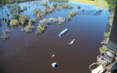 Vista aérea de una carretera inundada después de que el huracán Ian tocara tierra, el 30 de septiembre de 2023 en Florida.