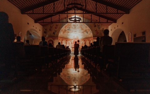 Misa. La adoración al Santísimo durante una de las misas recientes en la Iglesia de Entre Ríos.