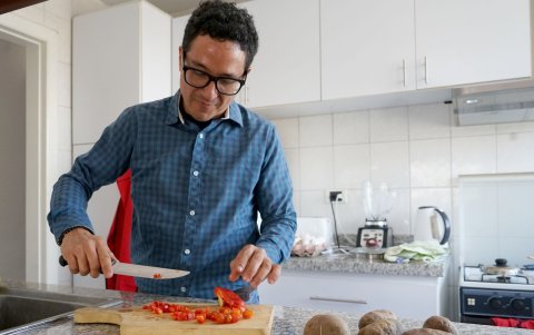 Manutención. José Valenzuela, de 42 años, vive con sus dos gatos. Dice que ser autosuficiente y tener su espacio es una de las ventajas del hogar unipersonal.