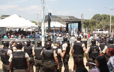 Sitio. En la cancha Reinaldo Quiñónez se desarrolló la sesión del Concejo, por primera vez fuera del Municipio. Ahí se acomodaron pantallas y carpas.