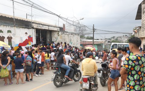 En el bloque 6 de Flor de Bastión, se reunieron padres de familia para pedir el retorno a las clases virtuales.