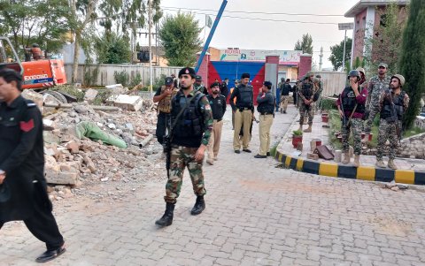 Funcionarios de seguridad paquistaníes inspeccionan la escena de una explosión suicida en una mezquita durante las oraciones del viernes en el distrito Hangu de Khyber Pakhtunkhwa