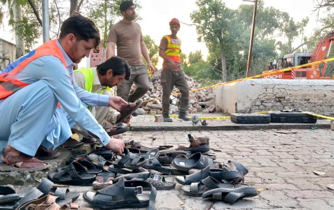 Los trabajadores de rescate llevan a cabo operaciones después de una explosión suicida en una mezquita.