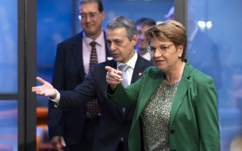 Los consejeros federales suizos Ignazio Cassis (C) y Viola Amherd (R) llegan a una conferencia de prensa en Berna, Suiza, el 29 de septiembre de 2023.