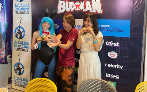 Yumi Matsuzawa y Takayoshi Tanimoto se tomaron fotos entusiasmados por el evento