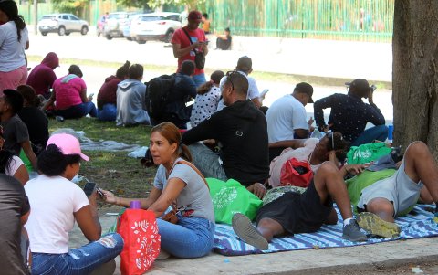 Grupos de migrantes permanecen en un campamento improvisado en Tapachula, Chiapas (México).