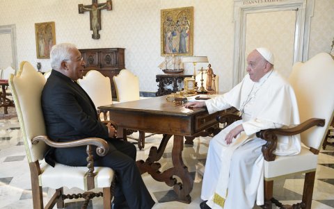 Una fotografía proporcionada por Vatican Media muestra al Papa Francisco durante una reunión con el primer ministro portugués Antonio Costa en el Vaticano, el 28 de septiembre de 2023