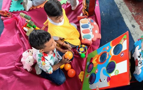 Los niños desarrollan sus habilidades por medio de actividades lúdicas.