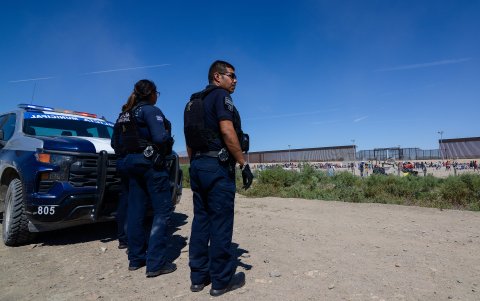 Integrantes de la policía municipal realizan operativos de patrullaje para persuadir a migrantes de cruzar hacia Estados Unidos hoy, desde la fronteriza Ciudad Juárez (México).