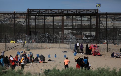 Un grupo de migrantes espera cerca a la frontera con Estados Unidos, el 22 de septiembre de 2023, en Ciudad Juárez, Chihuahua (México).