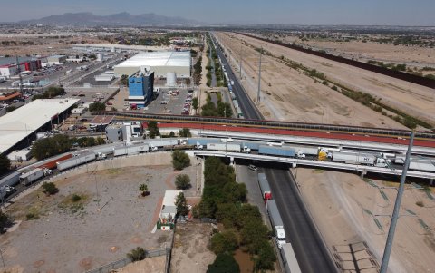 Fotografía de camiones en una para ingresar a Estados Unidos sobre el Puente Internacional Zaragoza, el 22 de septiembre de 2023 en Ciudad Juárez, Chihuahua (México).
