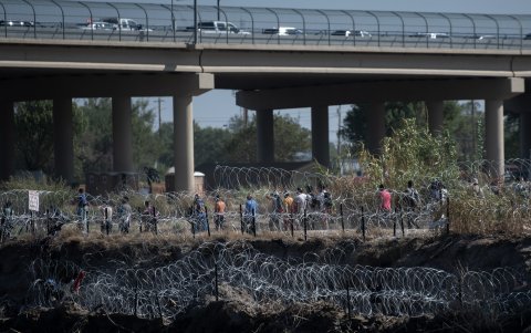 Un grupo de migrantes camina del lado de Estados Unidos después cruzar la frontera por el río Bravo, el 22 de septiembre de 2023, desde Piedras Negras, Coahuila (México).