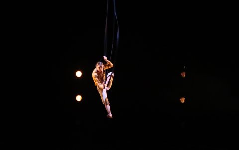 Los cuerpos de los diez artistas sobre el escenario se contorsionan al ritmo de la música del compositor Ori Lichtik, cobijados por la dramática iluminación de Paul Jackson.