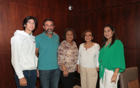 Emilio Albornoz, Jorge Antonio Albornoz, Nieve Rosado, Angela Albornoz y Karla Troncoso.