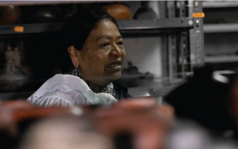 Estelina recorre uno de los espacios donde reposan piezas arqueológicas.