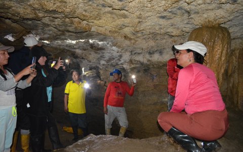 Recorridos. Se presume que existe un circuito de 60 cuevas en Mera, pero no todas están habilitadas para que recorran los turistas.