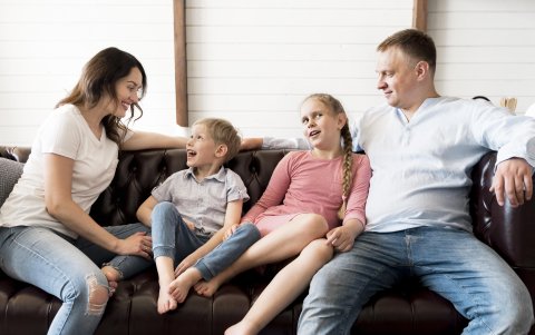 Esta enseñanza no solo recae en los colegios, sino en el mismo hogar. Donde a lo padres les toca hablar sin tapujos.