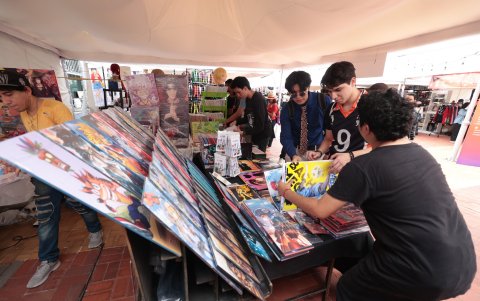 Una venta de souvenirs le pone color a la feria